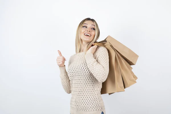 Foto Modelo Femenina Rubia Con Bolsas Artesanía Pie Sobre Blanco —  Fotos de Stock