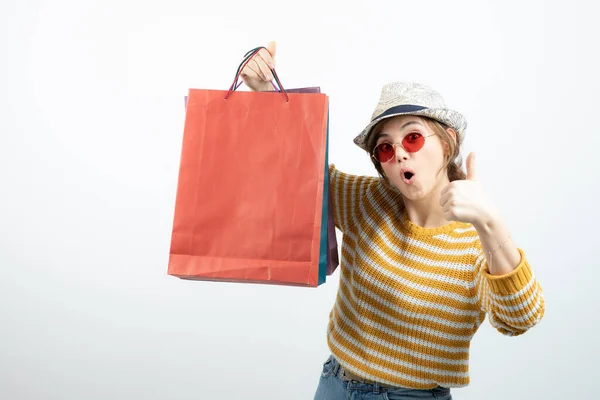 Young Brunette Woman Sunglasses Holding Shopping Bags Showing Thumb High — Stock Photo, Image