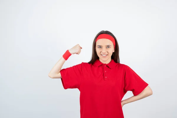 Niña Camiseta Roja Pulsera Diadema Posando Sobre Fondo Blanco —  Fotos de Stock