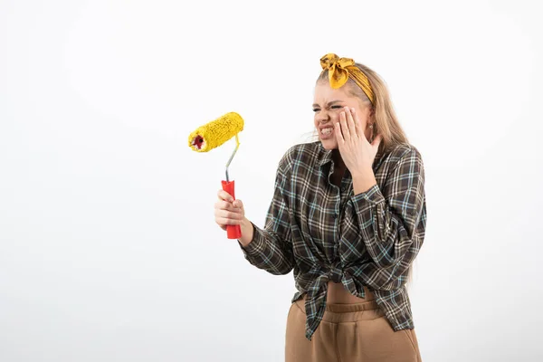 Jovem Loira Segurando Rolo Pintura Sobre Uma Parede Branca Foto — Fotografia de Stock