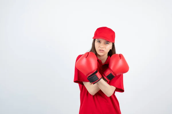 Menina Shirt Vermelha Boné Com Luvas Boxe Fundo Branco — Fotografia de Stock