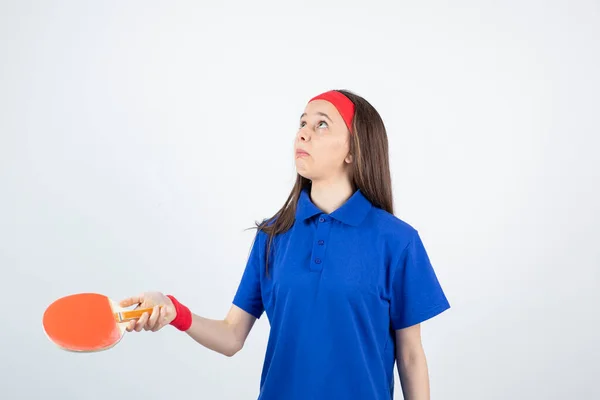 Niña Camiseta Azul Pulsera Roja Diadema Posando Con Raqueta Tenis —  Fotos de Stock