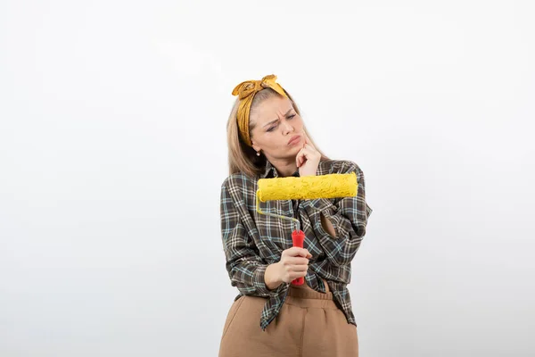 Mulher Loira Bonita Segurando Rolo Tinta Amarela Sobre Uma Parede — Fotografia de Stock