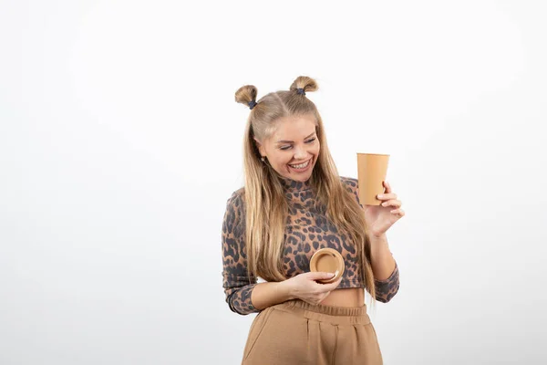 コーヒーを持っている上の美しい若い女性 高品質の写真 — ストック写真