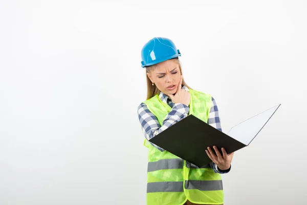 Junge Ingenieurin Liest Notizen Über Ihr Neuestes Projekt Hochwertiges Foto — Stockfoto