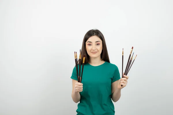Resimde Güzel Bir Sanatçı Kız Elinde Fırçalarla Ayakta Duruyor Yüksek — Stok fotoğraf