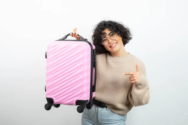 Foto Van Een Mooie Brunette Met Roze Koffer Hoge Kwaliteit — Stockfoto
