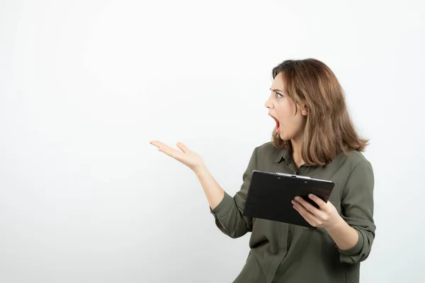 Portrait Jeune Femme Adorable Avec Presse Papiers Discutant Avec Quelqu — Photo