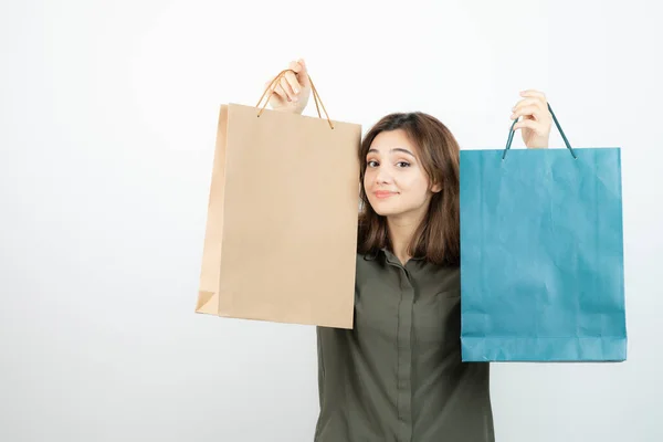 Bild Von Schönen Kurzhaarigen Mädchen Mit Einkaufstaschen Hochwertiges Foto — Stockfoto