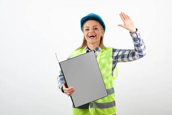 Ingenieurin Hardhat Mit Projektbuch Das Ihre Hand Zeigt Hochwertiges Foto — Stockfoto