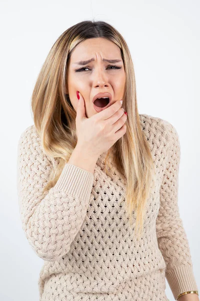 Foto Vicino Giovane Donna Piedi Sbadigliando Contro Muro Bianco Foto — Foto Stock