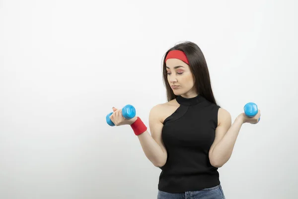 Mulher Fitness Jovem Segurando Halteres Azuis Contra Parede Branca Foto — Fotografia de Stock