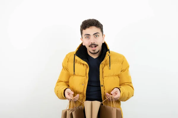 Jeune Homme Tenant Des Sacs Papier Sur Mur Blanc Photo — Photo