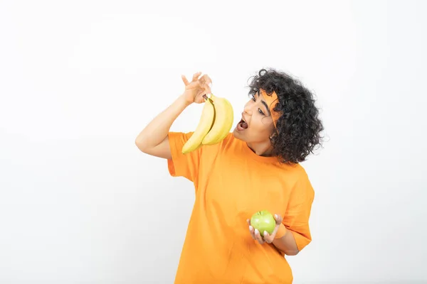 Kobieta Pomarańczowym Shirt Pozowanie Jabłkiem Bananami — Zdjęcie stockowe
