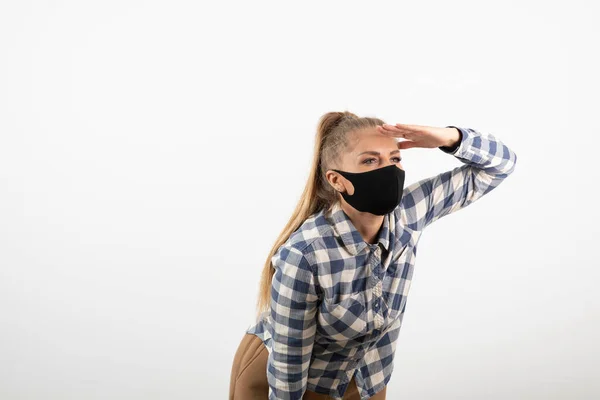 Photo Blonde Woman Black Face Mask Standing White High Quality — Stock Photo, Image