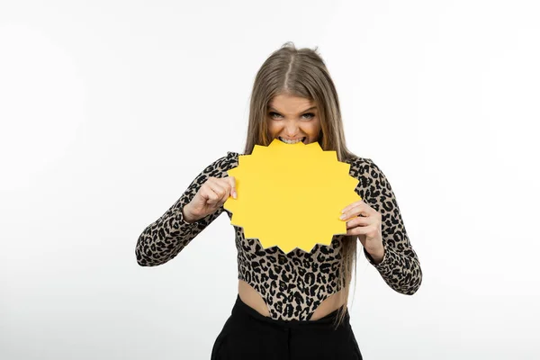 Beeld Van Mooie Vrouw Poseren Met Gele Toespraak Poseren Hoge — Stockfoto