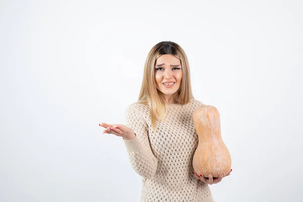 Photo Attractive Young Woman Standing Holding Fresh Butternut Squash High — Stock Photo, Image