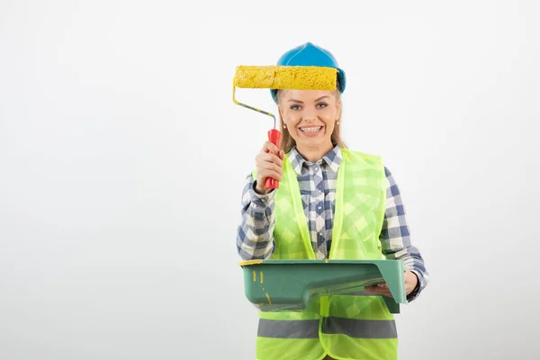 Junge Frau Uniform Nimmt Farbe Aus Tablett Mit Farbroller Hochwertiges — Stockfoto