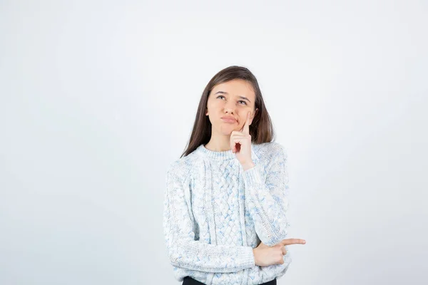 Ragazza Che Indossa Maglione Posa Sfondo Bianco — Foto Stock