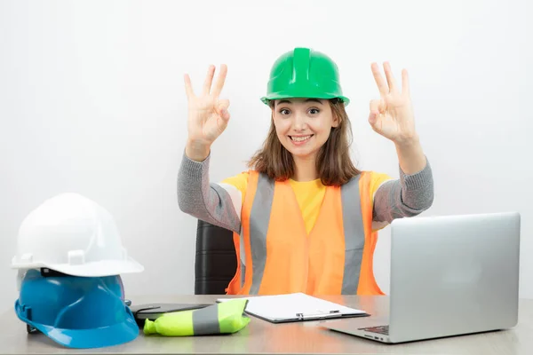 Arbetare Kvinna Uniform Sitter Vid Skrivbordet Och Gör Gest Högkvalitativt — Stockfoto