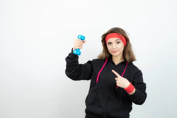 Jovem Esportiva Apontando Para Haltere Azul Foto Alta Qualidade — Fotografia de Stock