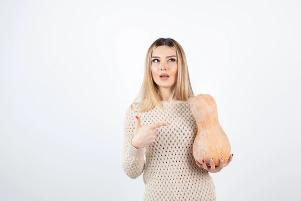 Foto Atractiva Joven Mujer Pie Apuntando Calabaza Mantequilla Fresca Foto — Foto de Stock