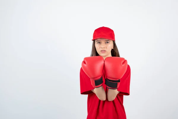 Menina Shirt Vermelha Boné Com Luvas Boxe Fundo Branco — Fotografia de Stock