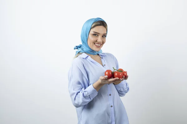 Good Looking Woman Blue Shawl Holding Red Fresh Tomatoes High — Stock Photo, Image