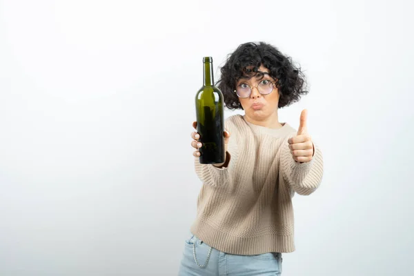 Kortharige Brunette Met Een Fles Wijn Duimen Omhoog Hoge Kwaliteit — Stockfoto