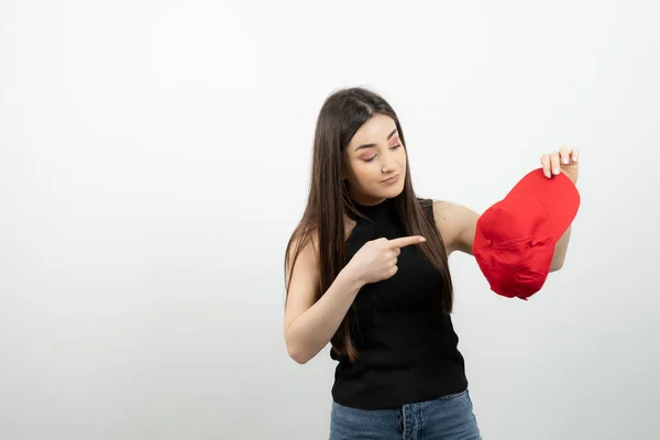Joven Moda Señalando Gorra Roja Contra Pared Blanca Foto Alta —  Fotos de Stock