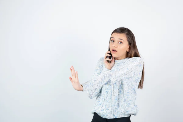 Ragazza Che Indossa Maglione Posa Con Smartphone Sfondo Bianco — Foto Stock