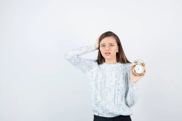 Niña Usando Suéter Posando Con Despertador Sobre Fondo Blanco —  Fotos de Stock