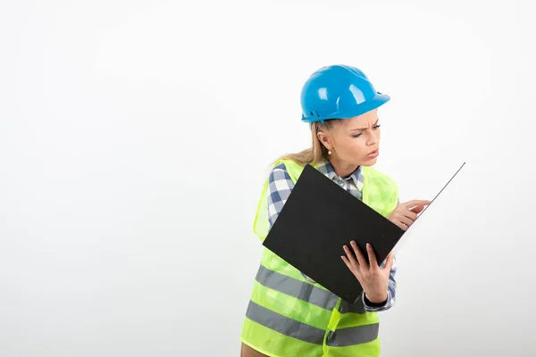 Junge Ingenieurin Liest Notizen Über Ihr Neuestes Projekt Hochwertiges Foto — Stockfoto