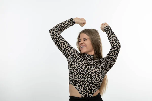 Hermosa Mujer Sonriendo Bailando Contra Pared Blanca Foto Alta Calidad — Foto de Stock