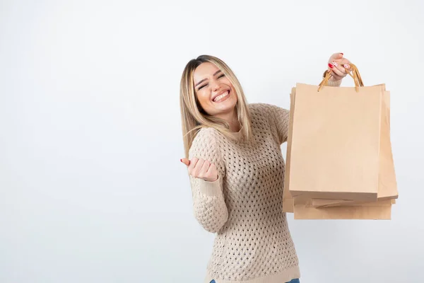 Foto Van Blond Vrouwelijk Model Met Ambachtelijke Tassen Die Wit — Stockfoto