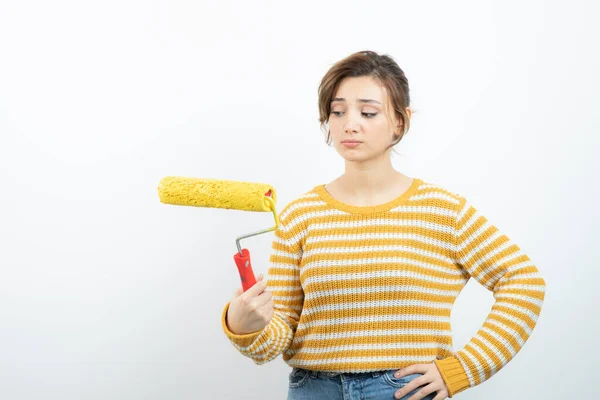 Foto Una Joven Mujer Pie Sosteniendo Rodillo Pintura Mano Foto —  Fotos de Stock