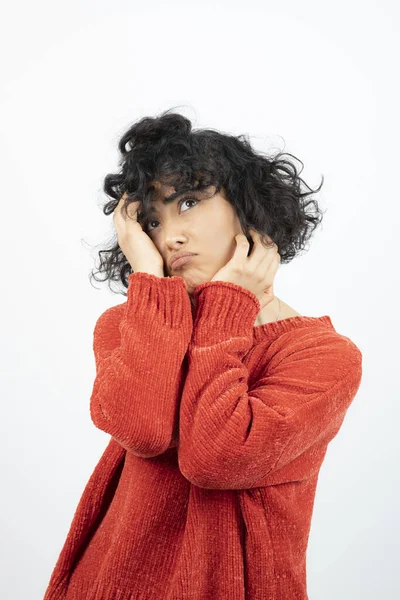 Foto Retrato Uma Jovem Posando Sobre Uma Parede Branca Foto — Fotografia de Stock