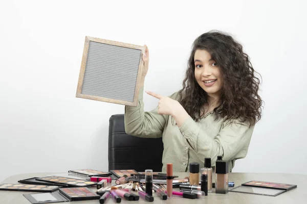 Mujer Joven Sentada Escritorio Con Personal Maquillaje Foto Alta Calidad — Foto de Stock