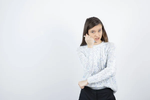 Afbeelding Van Een Jonge Mooie Vrouw Met Een Medische Spuit — Stockfoto