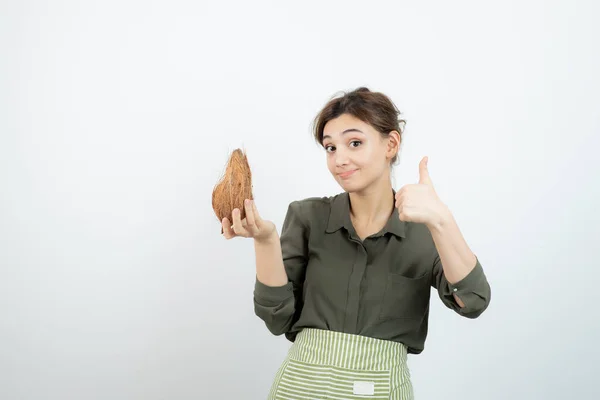 Foto Uma Jovem Avental Mostrando Polegar Para Cima Segurando Coco — Fotografia de Stock