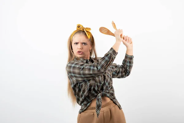 Giovane Casalinga Bionda Con Utensili Cucina Legno Arrabbiarsi Foto Alta — Foto Stock