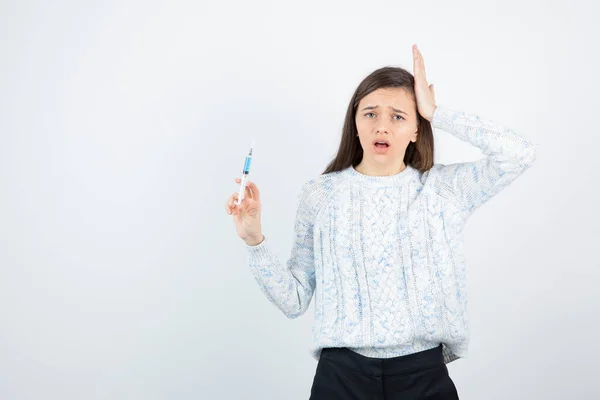 Imagem Jovem Mulher Bonita Com Seringa Médica Foto Alta Qualidade — Fotografia de Stock