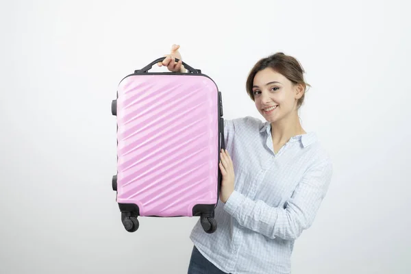Vrouw Toerist Staat Houdt Roze Reiskoffer Vast Hoge Kwaliteit Foto — Stockfoto