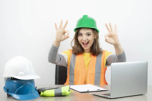 Werkster Vrouw Uniform Zit Aan Balie Doet Gebaar Hoge Kwaliteit — Stockfoto