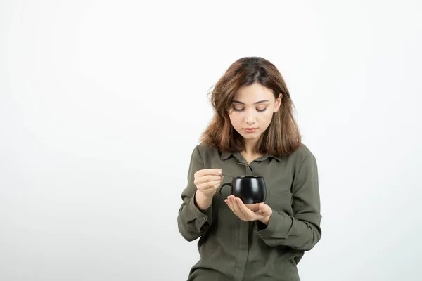 Hermosa Mujer Sosteniendo Una Taza Café Pie Sobre Blanco Foto —  Fotos de Stock