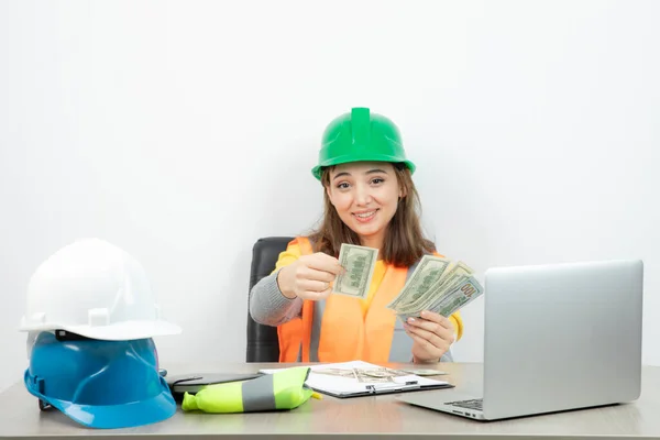 Mulher Trabalhadora Colete Laranja Capacete Verde Sentado Mesa Foto Alta — Fotografia de Stock