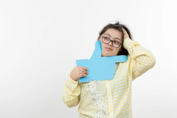 Menina Com Síndrome Posando Com Papel Corte Forma Mão Azul — Fotografia de Stock