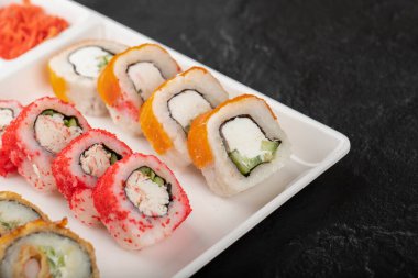 Siyah arka planda beyaz suşi ruloları. Yüksek kalite fotoğraf