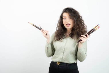 Elinde fırça tutan genç bir ressam kızı tasviri. Yüksek kalite fotoğraf