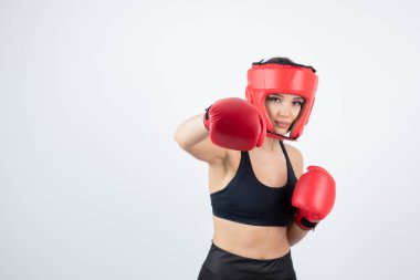 Spor elbiseli, eldivenli ve maskeli kadın boksör.